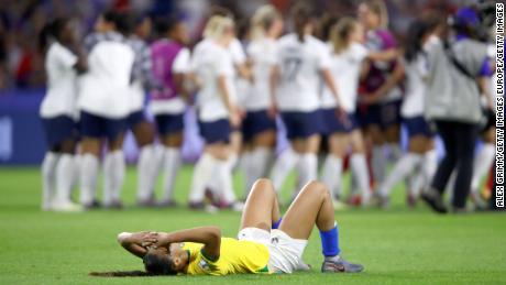 Kathellen aus Brasilien sieht nach der Niederlage gegen Frankreich niedergeschlagen aus.
