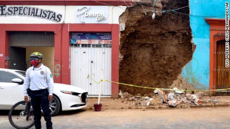 Un policía se para frente a un edificio parcialmente derrumbado después de un terremoto en Oaxaca, México.