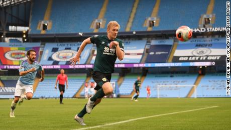 Ben Mee jagt den Ball während der 0: 5-Niederlage von Burnley gegen Manchester City. 