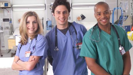 (从左边开始) Sarah Chalke, Zach Braff and Donald Faison star in the television show &quot;Scrubs.&报价; 