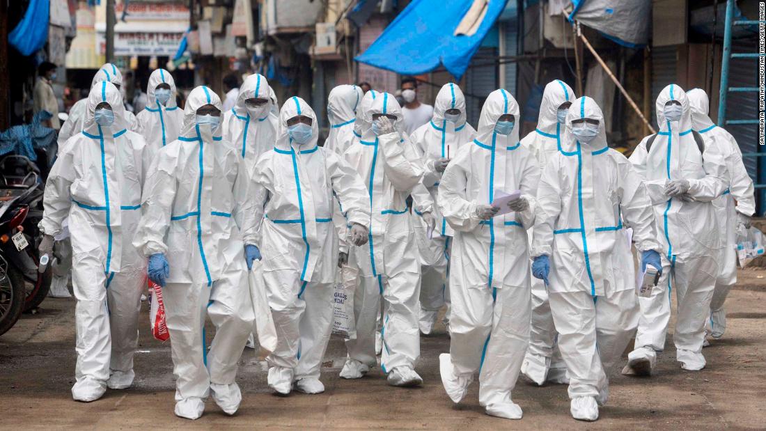 Health-care workers prepare to conduct Covid-19 testing in Mumbai, インド, 6月に 23.
