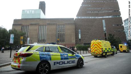 Nach dem Vorfall am 4. August 2019 besuchten Notfallteams die Szene in der Tate Modern Art Gallery.