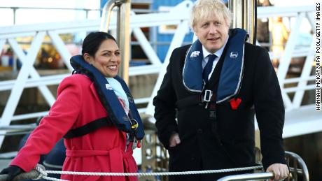 Der britische Innenminister Priti Patel, links, mit Premierminister Boris Johnson an Bord eines Sicherheitsschiffs im Hafen von Southampton am 2. Dezember 2019.