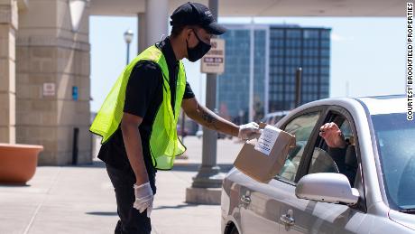 Curbside pickup is great for everyone, but it&#39;s a headache for malls