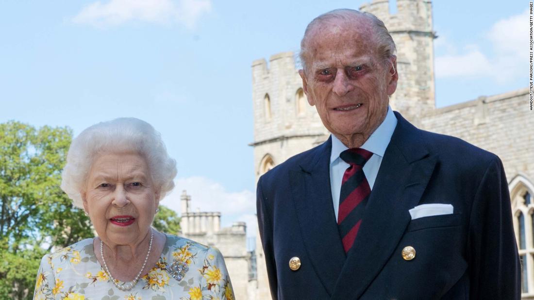 The Queen and &lt;a href =&quot;http://www.cnn.com/2012/06/05/world/gallery/prince-philip/index.html&quot; target =&quot;_空欄&amquotot;&gt;フィリップlt�子&ltgtA&gt; pose for a photo in June 2020, ahead of Philip&#39;s 99th birthday.