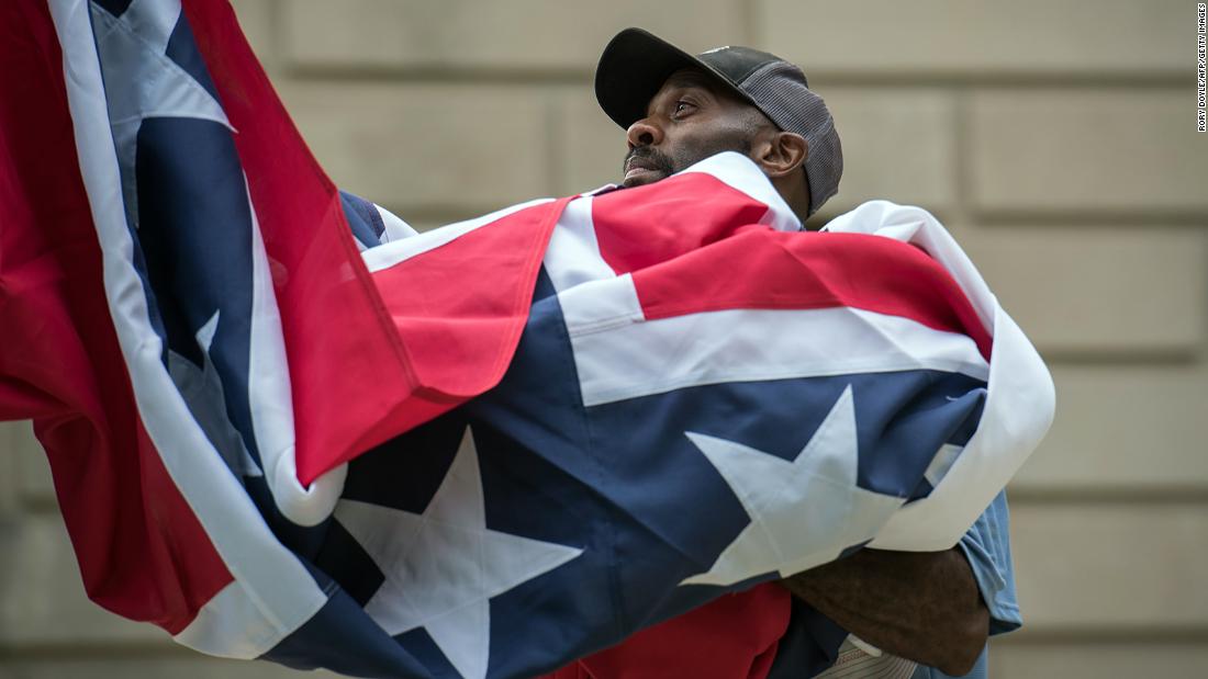 Willie Townsend, an employee of the Mississippi State Capitol, raises the state flag for its retirement ceremony on July 1. 정부. 테이트 리브스 &lt;a href =&quot;https://www.cnn.com/2020/06/30/politics/mississippi-state-flag-confederate-emblem-removal/index.html&quot; target =&quot;_공백&am인용ot;&gt;signed a bill to retire the flagltmp;lt;/ㅏ&amgtgt; — the last state flag to feature the Confederate battle flag. The flag of the Confederacy and its symbols have long divided the country. Critics call the flag a symbol that represents the war to uphold slavery, while supporters call it a sign of Southern pride and heritage.