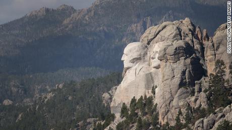 Mount Rushmore hasn&#39;t had fireworks for more than a decade because it&#39;s very dangerous. Here&#39;s why