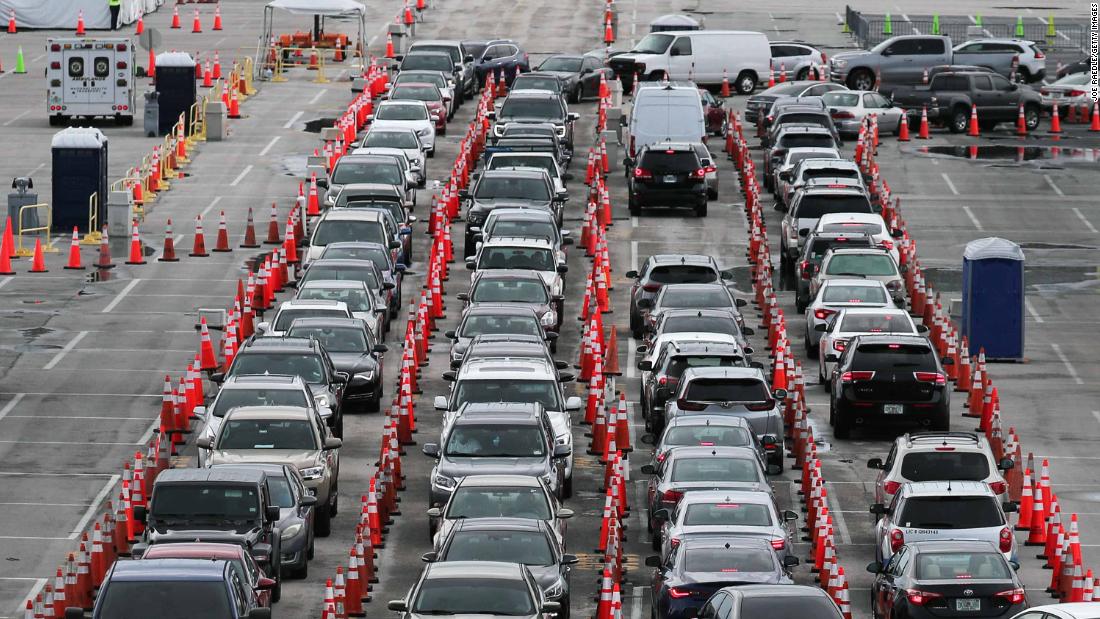 Cars line up in the Hard Rock Stadium parking lot so drivers could be tested in Miami Gardens, 佛罗里达, 在七月 6.
