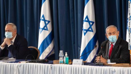 El primer ministro israelí Benjamin Netanyahu (derecha) y el ministro de Defensa Benny Gantz asisten a una reunión semanal del gabinete en Jerusalén, el 14 de junio.