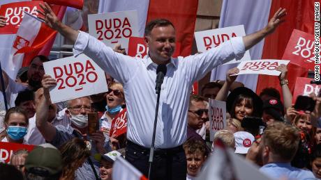 Präsident Andrzej Duda hält während einer Kundgebung am 4. Juli in Breslau, Polen, eine Rede.