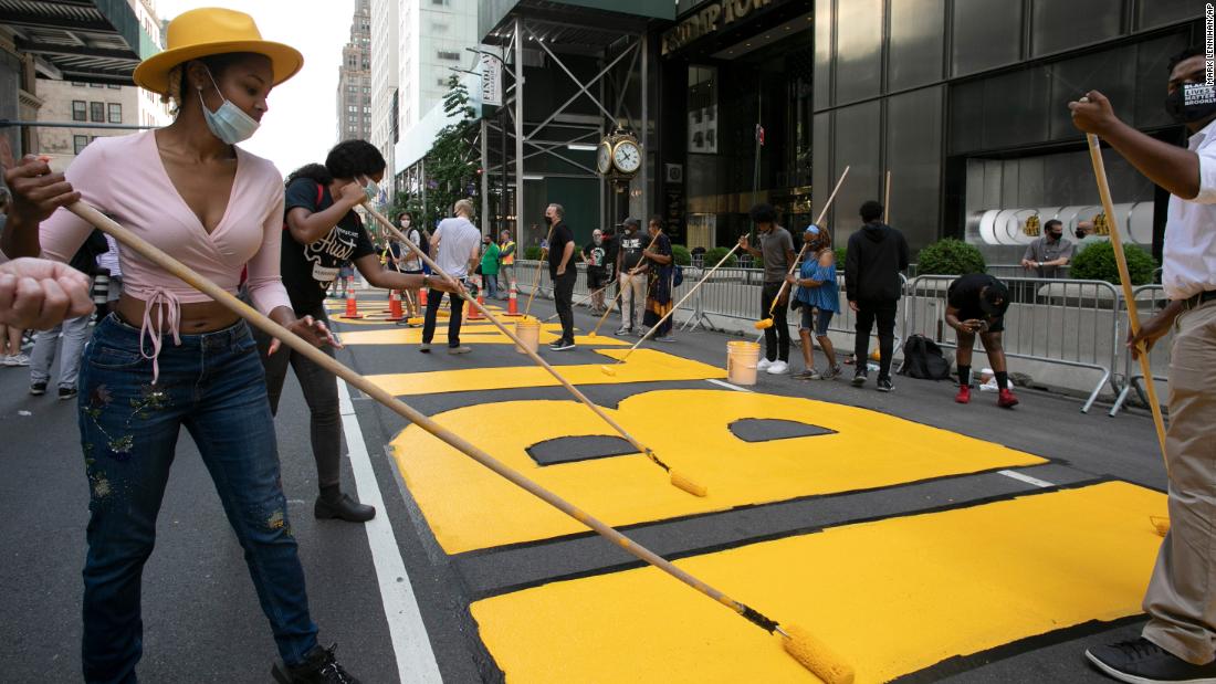 People in New York City paint a Black Lives Matter mural on the street &lt;a href =&quot;https://www.cnn.com/2020/07/09/us/trump-tower-black-lives-matter-mural-new-york-trnd/index.html&quot; teiken =&quot;_ leeg&ampkwotasiet;&gt;directly outside of Trump Toweltamp;lt;/a&gt; op Donderdag, Julie 9.
