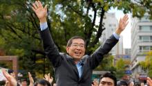 Park Won-Soon waves to supporters during a campaign rally in downtown Seoul on October 22, 2011.