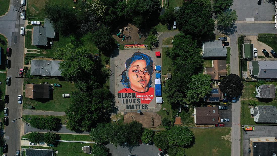 Artists and volunteers descended on a basketball court in a historically Black neighborhood of Annapolis, 메릴랜드, &lt;a href=&quot;https://www.cnn.com/2020/07/06/us/breonna-taylor-mural-trnd/index.html&quot; target=&quot;_blank&quot;&gt;to paint a 7,000-square-foot mural of Breonna Taylor&lt;/a&gt; over the Fourth of July weekend. The project was led by Annapolis-based Future History Now, a nonprofit art collective that creates murals with youth facing adversity in underserved communities. 테일러&#39;s death has become another flashpoint in national demonstrations over police brutality. &a href =ef=&quhttpstps://www.cnn.com/2020/06/05/us/breonna-taylor-birthday-charges-arrests-case-trnd/index.html&quotarget =et=&qu_공백ank인용;quot;&gt;She was killed in Malth&lㅏ;/agtmp;gt; by three Louisville, 켄터키, Metropolitan Police Department officers during the execution of a no-knock warrant.