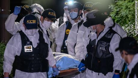 Ein forensisches Team trägt die Leiche von Park Won-soon am 10. Juli 2020. 