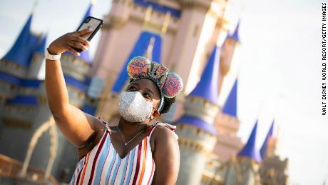 Disney World e Disneyland exigem máscaras internas novamente