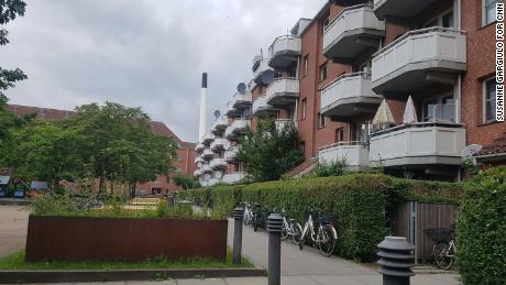 Das Kopenhagener Anwesen Mjolnerparken besteht aus einer Reihe ordentlicher, flacher Wohnblöcke aus rotem Backstein, die um grüne Plätze herum angeordnet sind. 