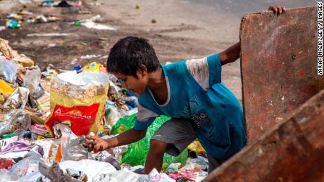   Ein indischer Kinder-Ragpicker sammelt am 15. Juli 2020 wertvolle Abfälle von einer Mülldeponie in Neu-Delhi, Indien.  