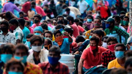 Gestrandete Wanderarbeiter mit ihrer Zugehörigkeit warten darauf, in einen Sonderzug zum Bahnhof Howrah in Kalkutta einzusteigen, nachdem die Regierung am 9. Juli 2020 eine landesweite Sperrung in Chennai gelockert hatte. 
