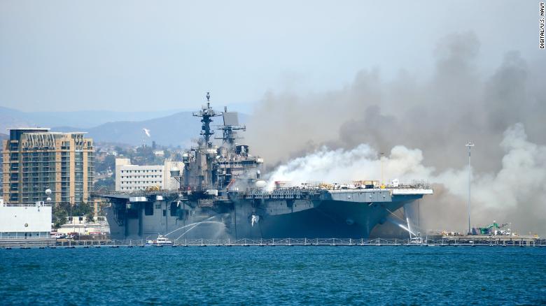 La Marina decide di smantellare e demolire la nave da guerra USS Bonhomme Richard dopo un grave incendio