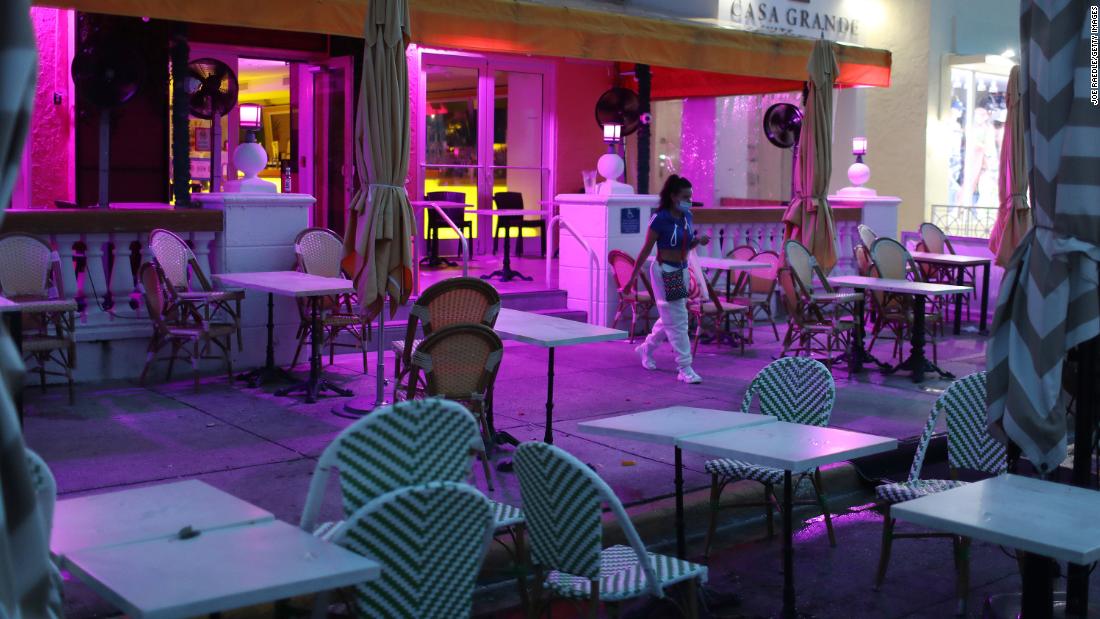 A restaurant&#39;s outdoor seating area is closed in Miami Beach, 佛罗里达, 在七月 18. The city ordered &lt;a href =&quot;https://edition.cnn.com/world/live-news/coronavirus-pandemic-07-17-20-intl/h_9581f7656c9969cf26c2a626790f86be&quot; 目标=&quot;_空白&amp报价t;&gt;a curfew for most of its entertainment district.&ltp;lt;/一个gtmp;gt;