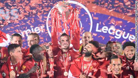 Jordan Henderson lifts the Premier League trophy after Liverpool&#39;s victory over Chelsea. 
