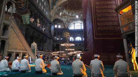 Anbeter nehmen vor den ersten Freitagsgebeten seit 86 Jahren an einem Gebetsprogramm in der Hagia Sophia teil.