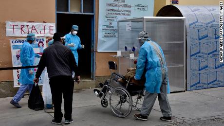 Gesundheitspersonal bringt einen mutmaßlichen Coronavirus-Patienten am 23. Juli 2020 in ein Krankenhaus in La Paz. 