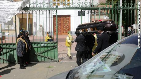 Bestattungsunternehmer tragen während einer Beerdigung in La Paz einen Sarg.
