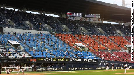 Baseballfans schauen während des KBO League-Spiels zwischen LG Twins und Doosan Bears von der Tribüne aus zu.