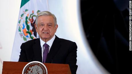 Der mexikanische Präsident Andres Manuel Lopez Obrador spricht während der Pressekonferenz mit dem Präsidentenflugzeug im Hintergrund am 27. Juli 2020.