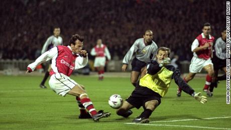 Francesc Arnau blockt einen Schuss von Freddie Ljungberg von Arsenal während der Champions League 1999-2000.