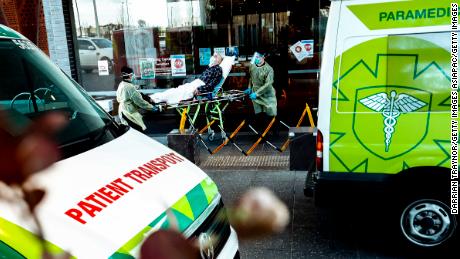 Ein Bewohner einer Pflegeeinrichtung wird am Dienstag ins Krankenhaus eingeliefert, als das Coronavirus Victoria erfasst. 