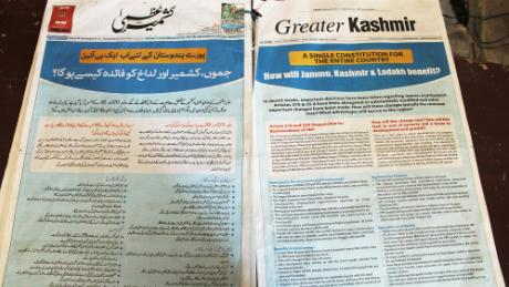 Die Titelseite des Großraums Kaschmir mit Anzeigen der Regierung.