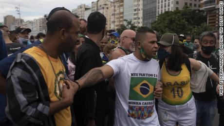 Apoiadores do presidente Jair Messias Bolsonaro se reúnem para apoiá-lo e protestar contra o racismo e a morte de negros nas favelas do Brasil durante o protesto Black Lives Matter na Praia de Copacabana, no Rio de Janeiro, em 7 de junho de 2020.