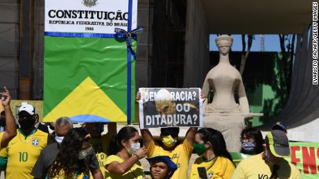 Apoiadores do presidente brasileiro Jair Bolsonaro demonstram seu apoio em Brasília em 31 de maio de 2020 durante a pandemia COVID-19.