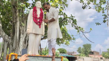 Dushyant Singh neben einer Statue seines Großvaters Raja Man Singh.