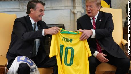 O presidente brasileiro Jair Bolsonaro presenteou o presidente dos Estados Unidos, Donald Trump, com a camisa do Brasil na Casa Branca em 19 de março de 2019 em Washington.