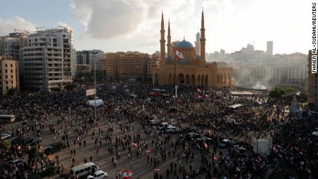 Demonstranten versammeln sich am Samstag zu einem Protest in Beirut. 