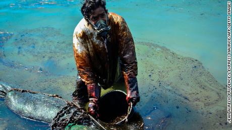 The ship that leaked oil into pristine Mauritian waters could break in two. That would be an environmental catastrophe