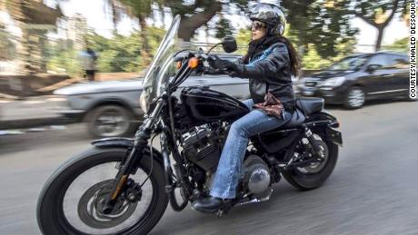 زنان بیشتری با موتورسیکلت و اسکوتر در جاده ها در مصر در حال برخورد هستند 