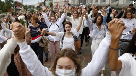 Ungefähr 200 Frauen marschieren solidarisch mit Demonstranten, die bei den jüngsten Kundgebungen gegen die Ergebnisse der Präsidentschaftswahlen des Landes in Minsk am Mittwoch verletzt wurden.