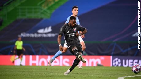 Moussa Dembélé scores Lyon&#39;s second goal.