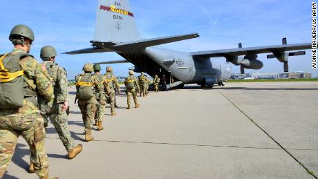 Fallschirmjäger der US Special Operations Commands Afrika und Europa besteigen am 23. Mai 2019 eine US-Luftwaffe C-130 auf dem Flugplatz Malmsheim.