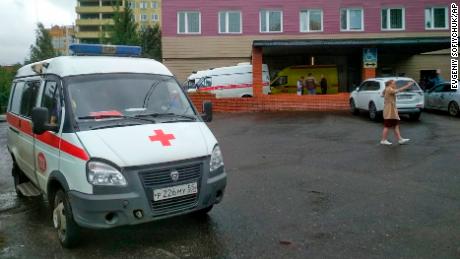 Ein Krankenwagen parkte neben einem Gebäude einer Krankenhaus-Intensivstation, auf der Navalny in Omsk, Russland, ins Krankenhaus eingeliefert wurde.
