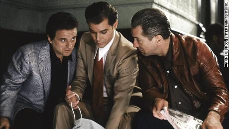 (左から) ジョーペシ, Ray Liotta and Robert De Niro play mob partners in the iconic &quot;Goodfellas.&quot; 