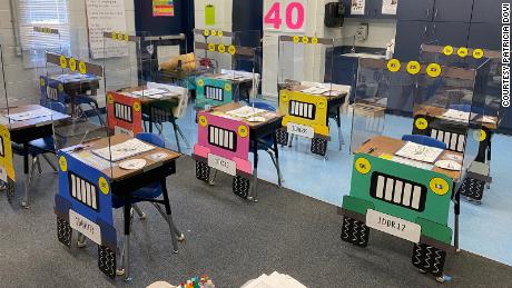 Zwei Lehrer aus Florida haben ihre Schüler umgedreht & # 39; Schreibtische in kleinen Jeeps, um soziale Distanzierung weniger beängstigend zu machen