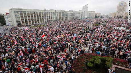 Tausende Demonstranten versammelten sich am Sonntag auf dem Unabhängigkeitsplatz in Minsk.