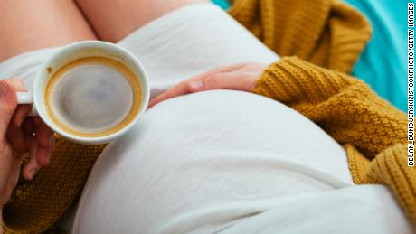 مطالعه جدید می گوید ، مصرف کافئین در دوران بارداری بی خطر نیست.  برخی از کارشناسان با این نظر مخالف هستند