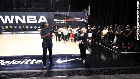 Elizabeth Williams vom Atlanta Dream sagte, die WNBA-Spieler seien solidarisch mit "unsere Brüder in der NBA."