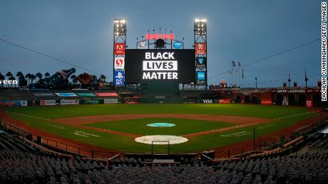 Die Wörter & # 39; Black Lives Matter & # 39; werden nach der Verschiebung des Spiels zwischen den San Francisco Giants und den Los Angeles Dodgers am Mittwoch auf dem digitalen Bildschirm angezeigt.